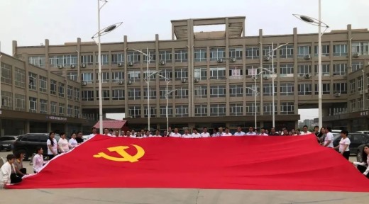 雄安科企联携会员单位参加雄安新区同心接力绣党旗活动